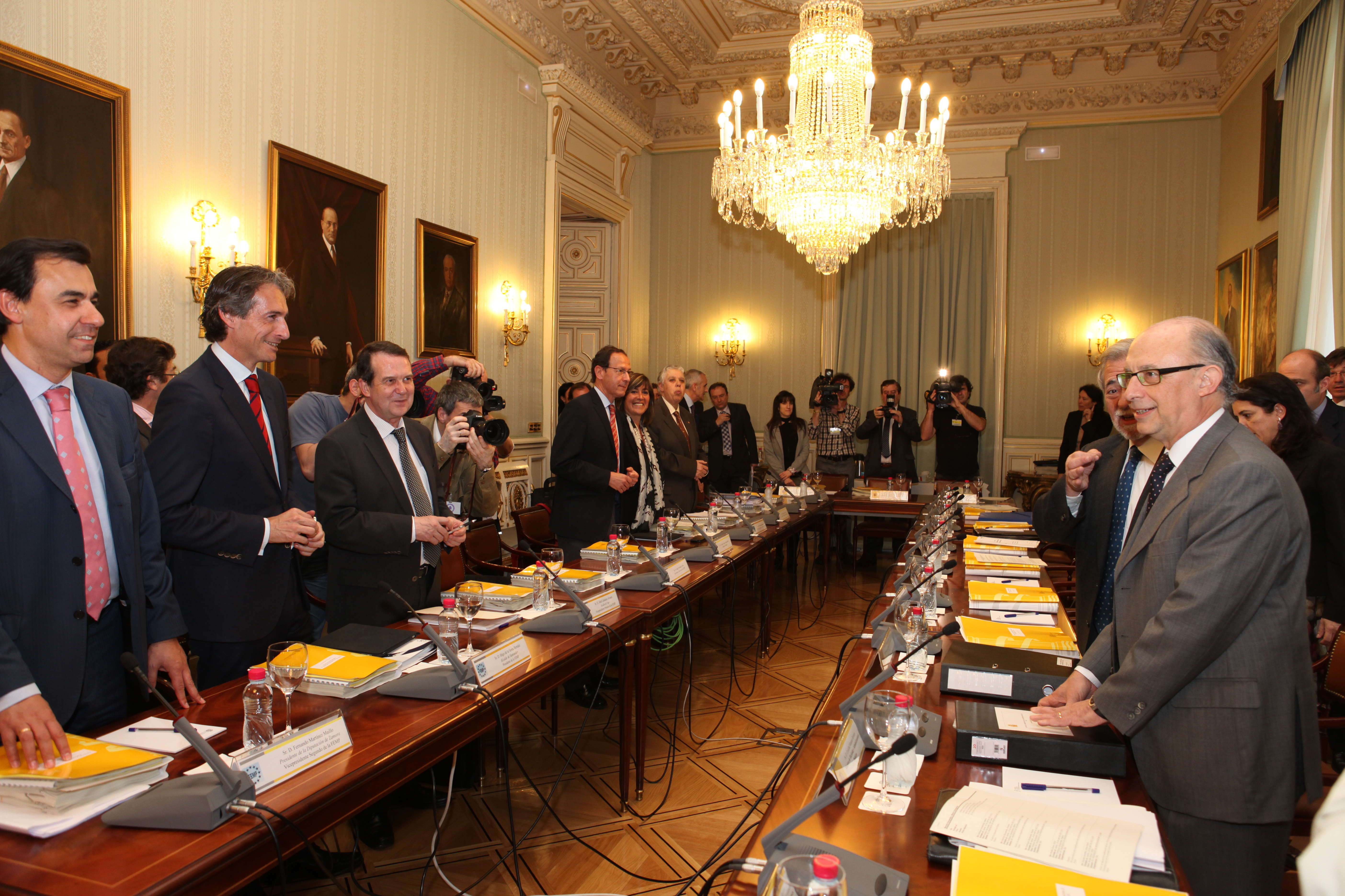 Los representantes locales, a la izquierda, departen con los representantes del Ministerio en los minutos previos a la reunión